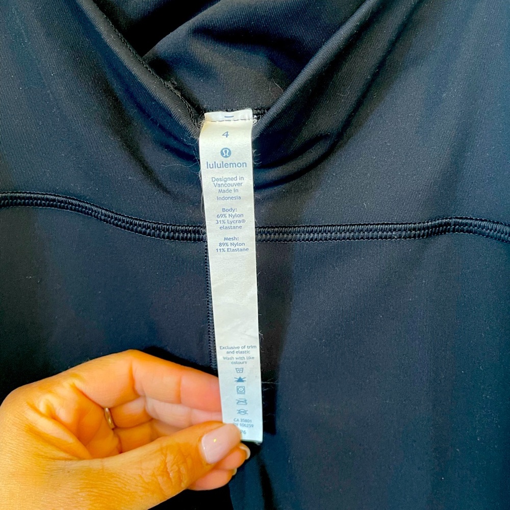 Lululemon black leggings wore once size 4, fits like a size 2